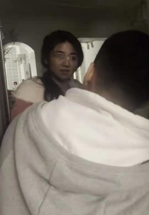 背对男友吃瓜视频,甜蜜背后暗藏心机？
