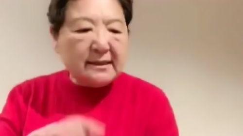 外国老太太吃瓜视频,揭秘异国风情下的闲聊时光