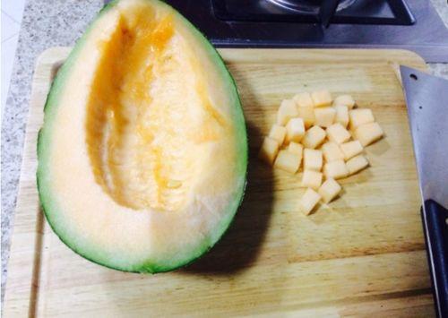 侄女吃哈密瓜视频,侄女品尝哈密瓜的欢乐时光